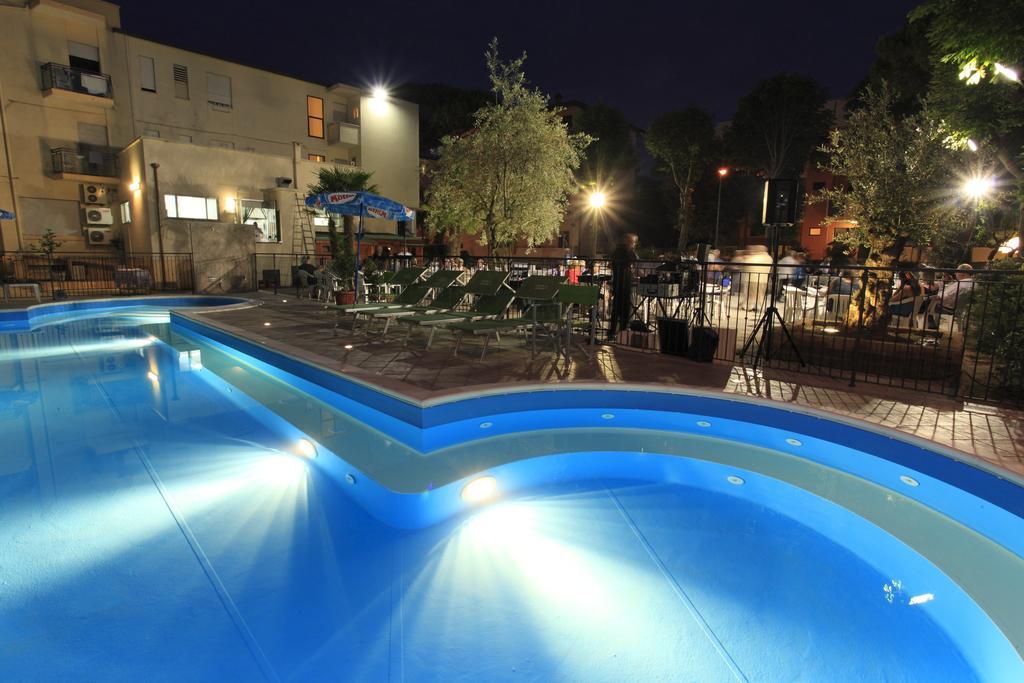 Hotel Vannini Rímini Exterior foto